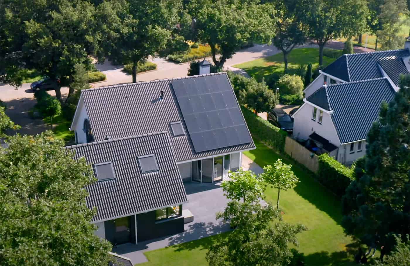 20 stuks zonnepanelen op dak van een woonhuis in Peize