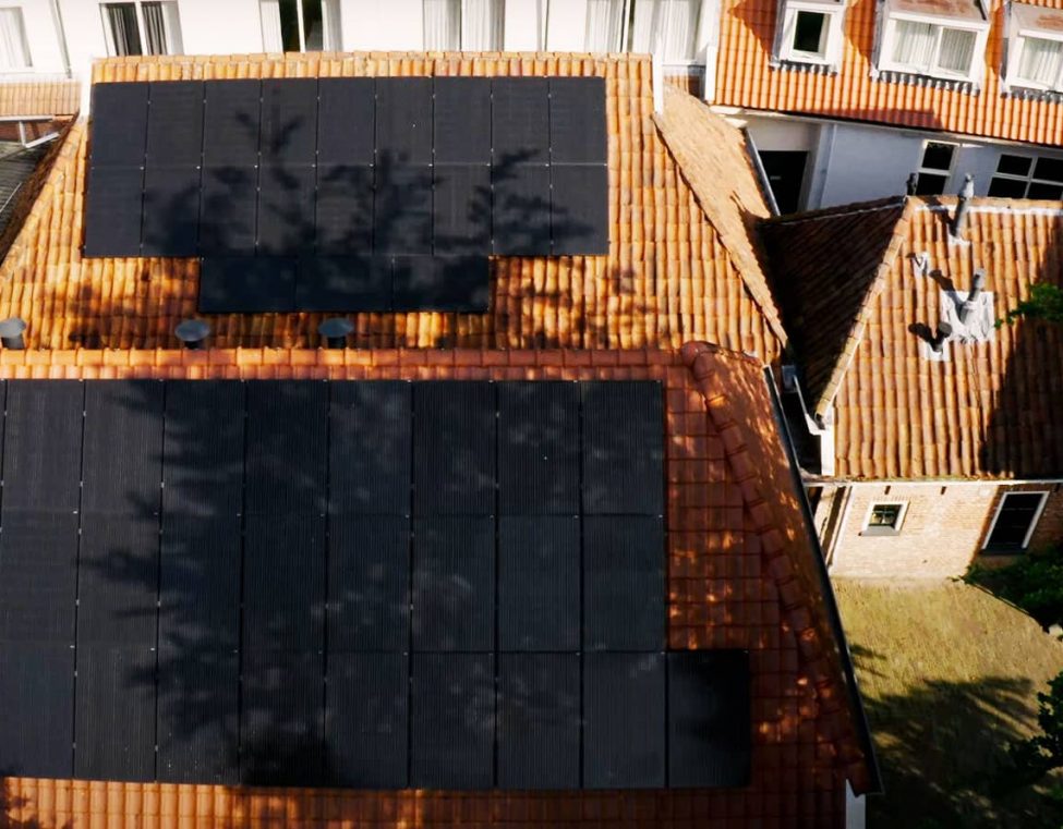 Nederlandse zonnepanelen op dak van museum