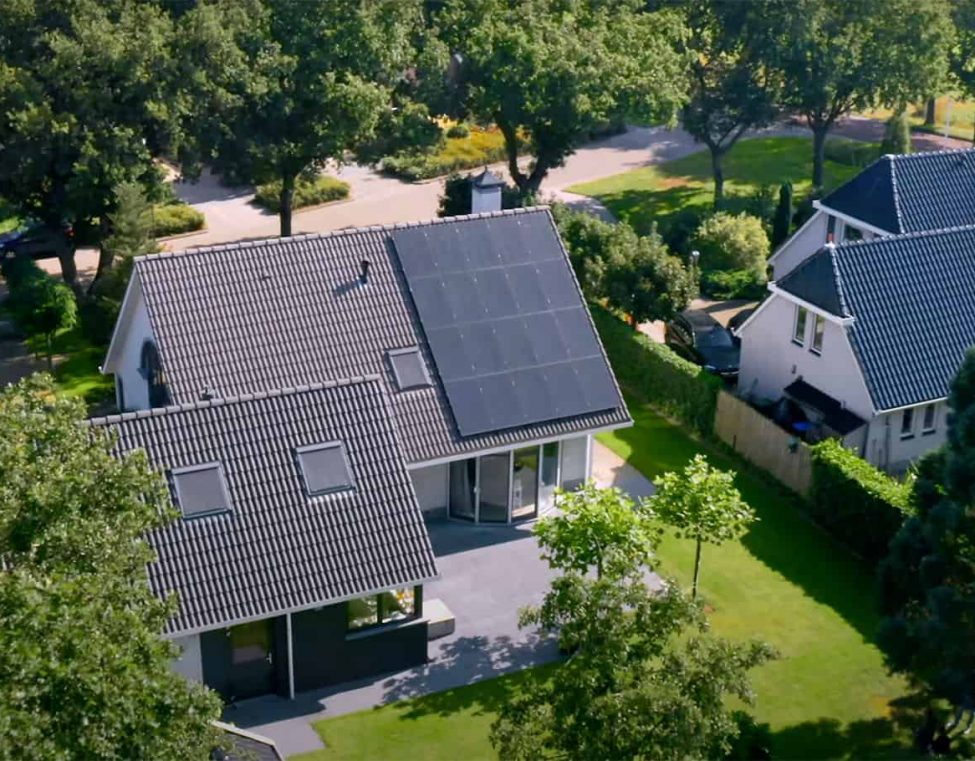 20 stuks zonnepanelen op dak van een woonhuis in Peize